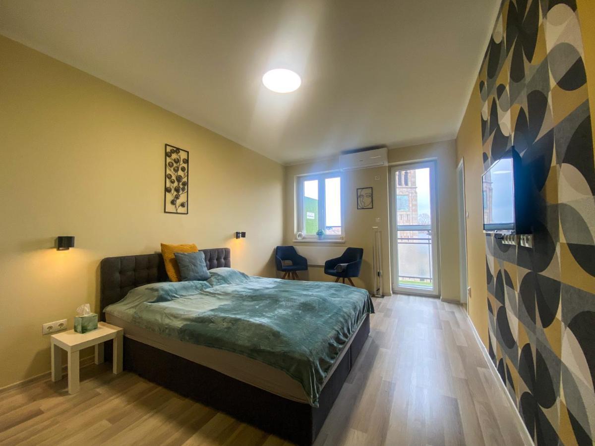 Fresh Smartly Designed Flat & Sunny Balcony Apartment *