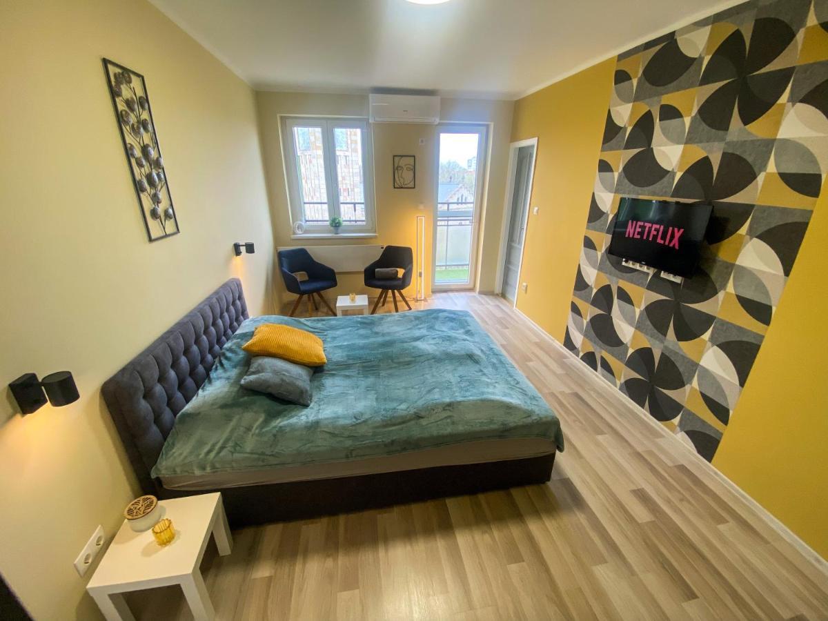 Fresh Smartly Designed Flat & Sunny Balcony