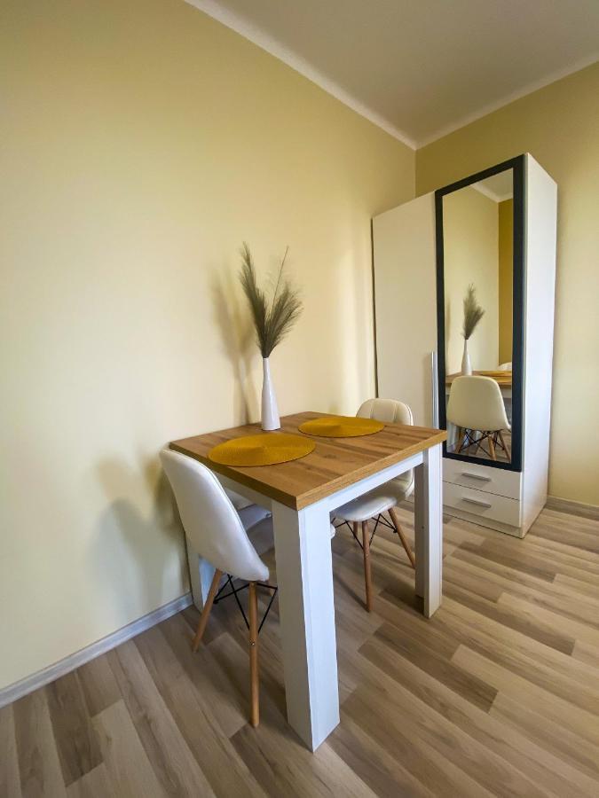 Apartment Fresh Smartly Designed Flat & Sunny Balcony