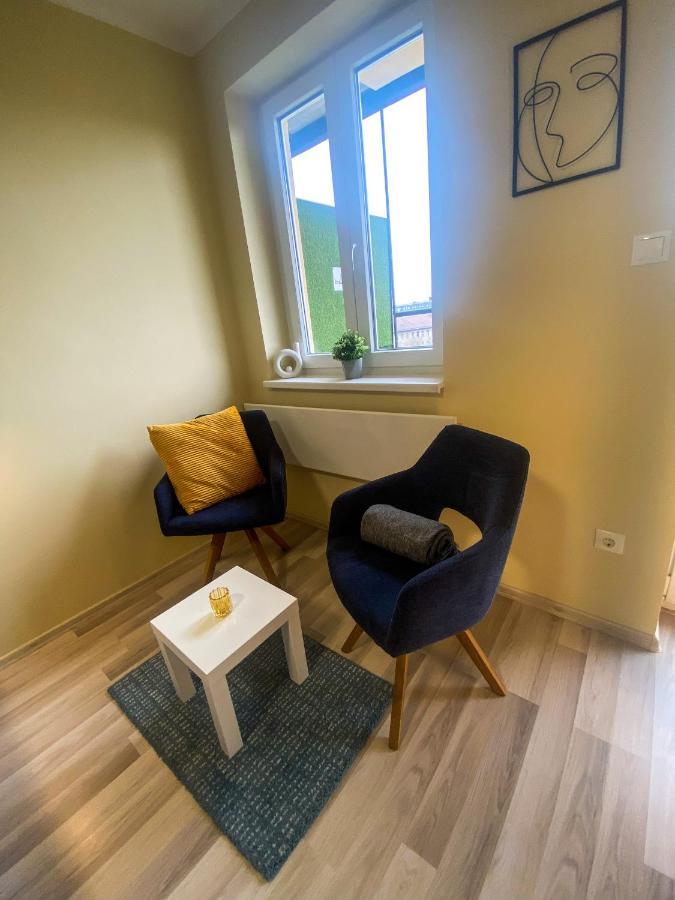 Fresh Smartly Designed Flat & Sunny Balcony *